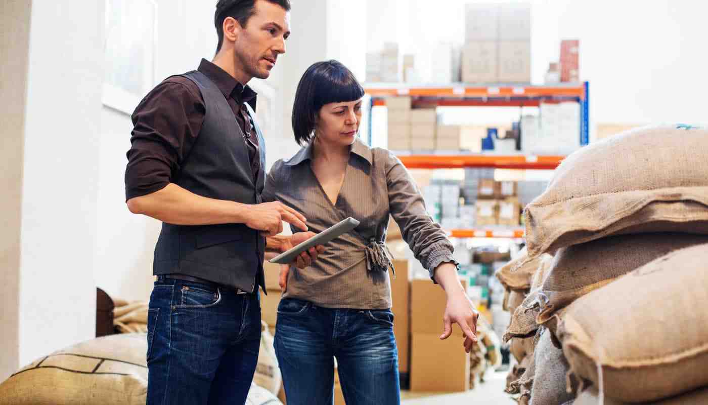 What is the difference between wholesale and retail store?
